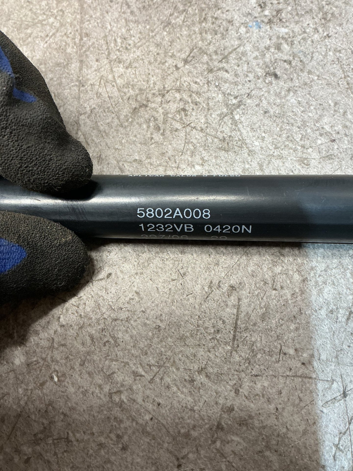2007 Mitsubishi Outlander- Right Tailgate Strut- (TAG16073) PN: 5802A008