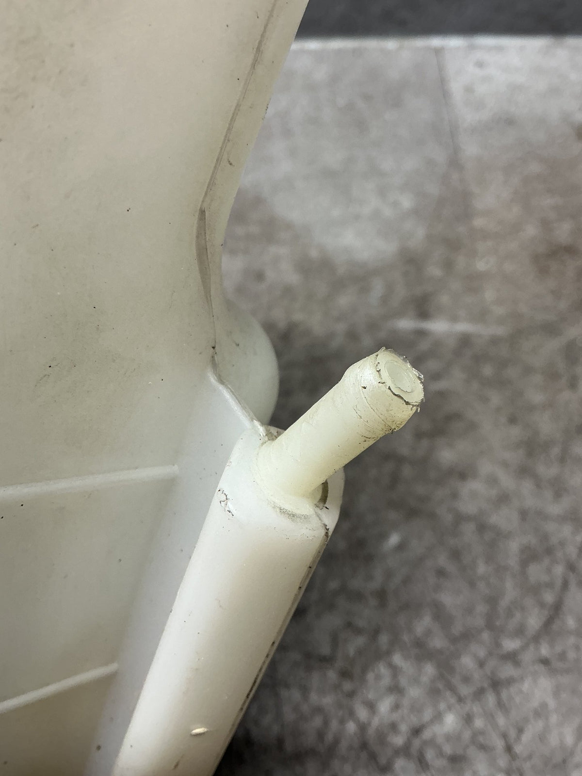 2011 Mitsubishi Outlander CW*W CW4W - Overflow Bottle - (TAG18907)