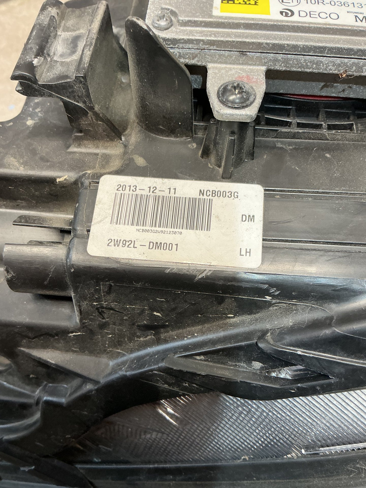 2014 Hyundai Santa Fe - Left Headlight - (TAG18406)