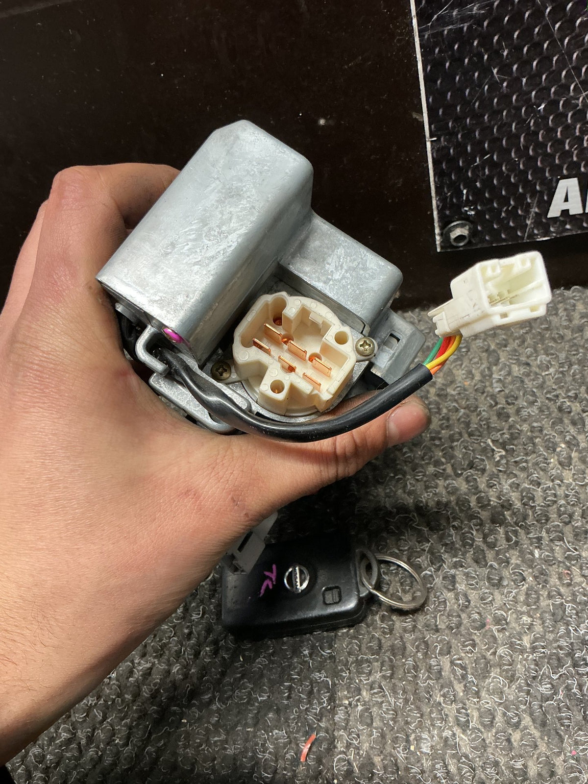 2004 Nissan Elgrand E51- Ignition With Key- (TAG10414)
