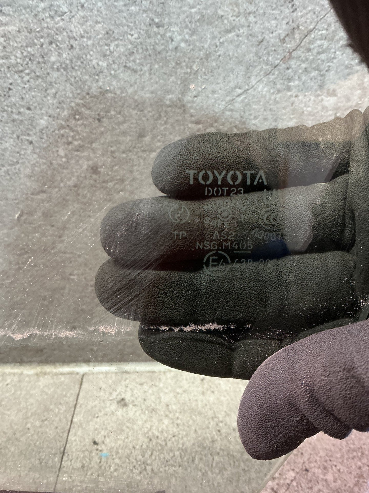 2004 Toyota RAV4 ACA21 - Left Front Door Glass - (TAG19042)