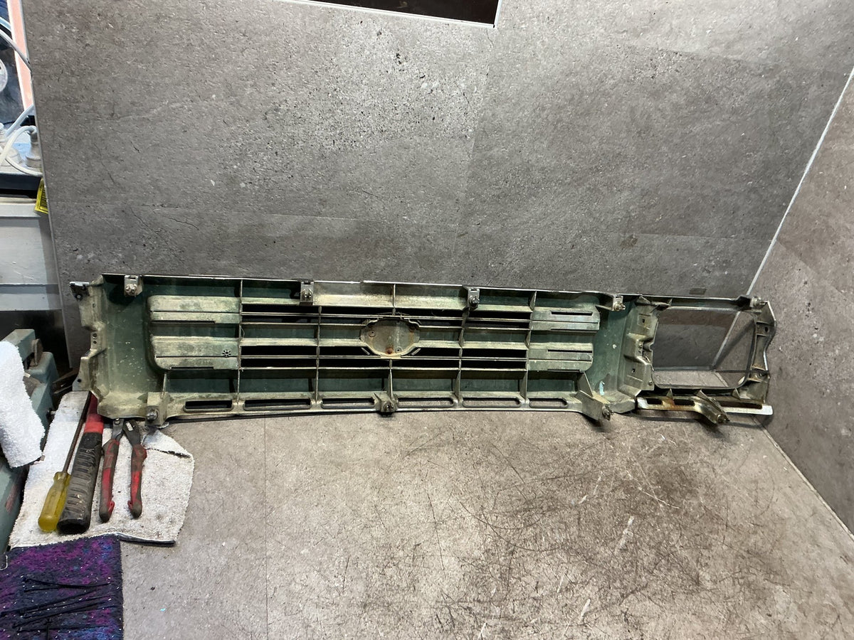 1995 Toyota Hilux LN106 - Front Grille - (TAG17828)