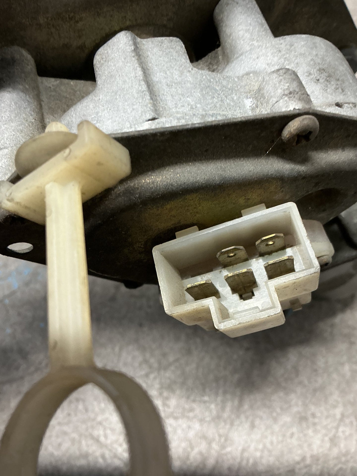 1995 Isuzu MU UCS69DW- Front Wiper Motor- (TAG15791)