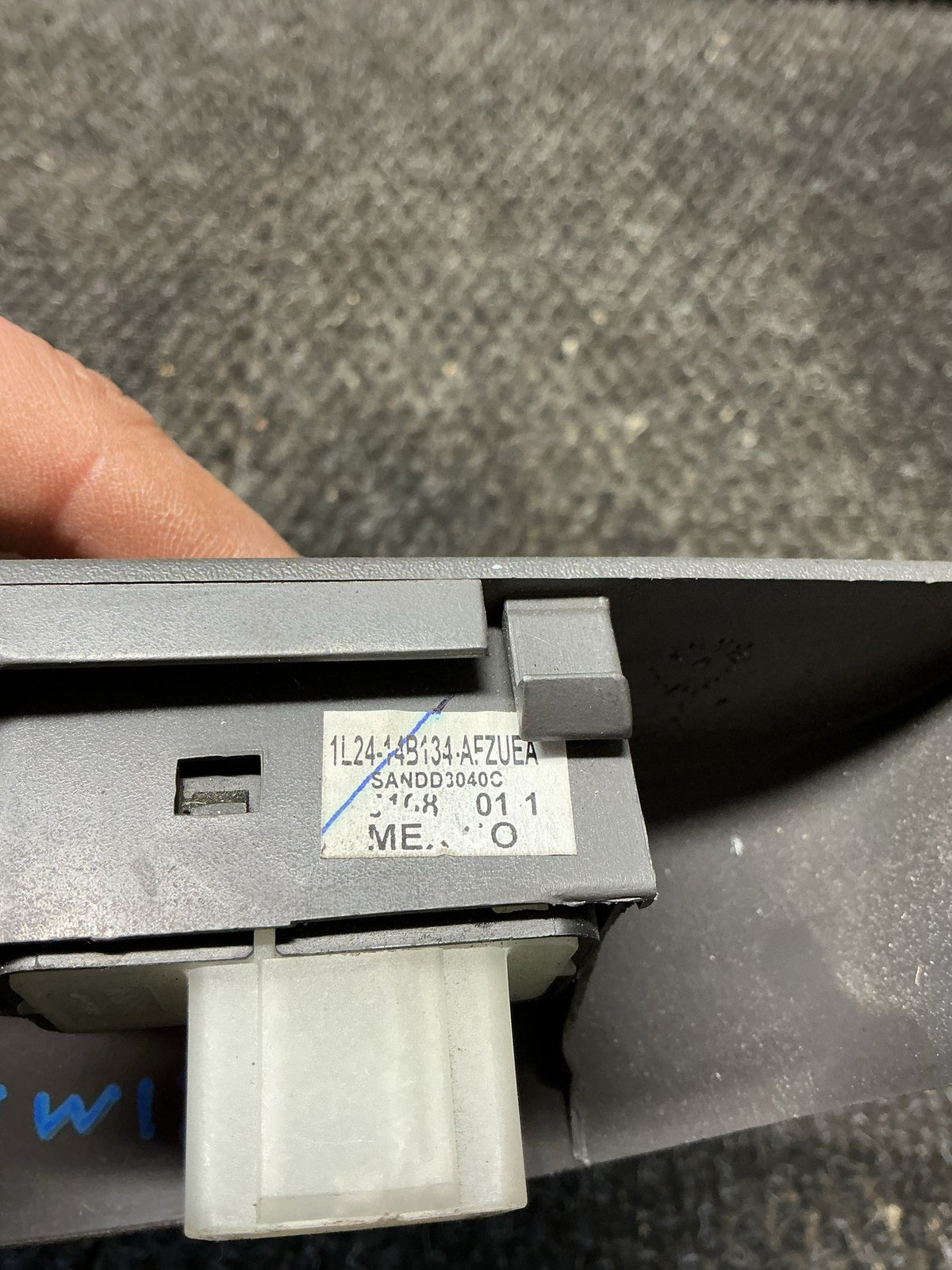 2005 Ford Explorer 1W136- Right Rear Window Switch- (TAG9957) PN: 1L24-14B134-AF
