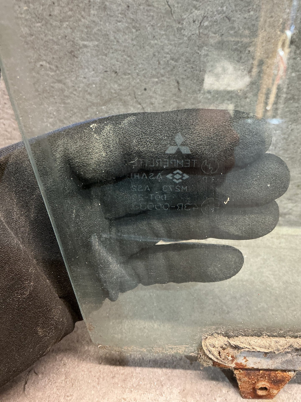 1994-2006 Mitsubishi Delica PE L400 - Right Front Door Glass - (TAG18960)