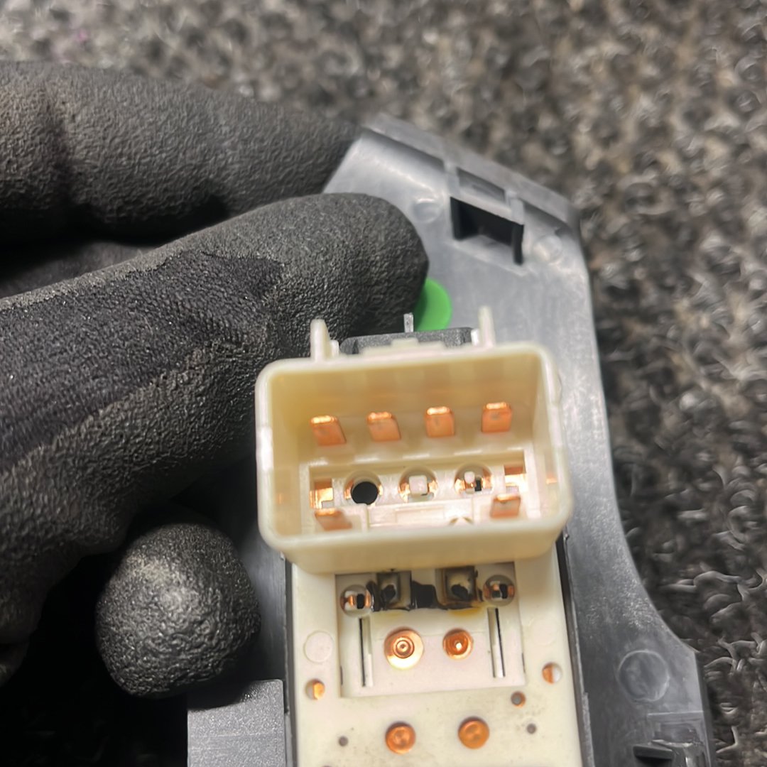 2008 Holden Captiva 5- Right Rear Window Switch- (TAG8175)