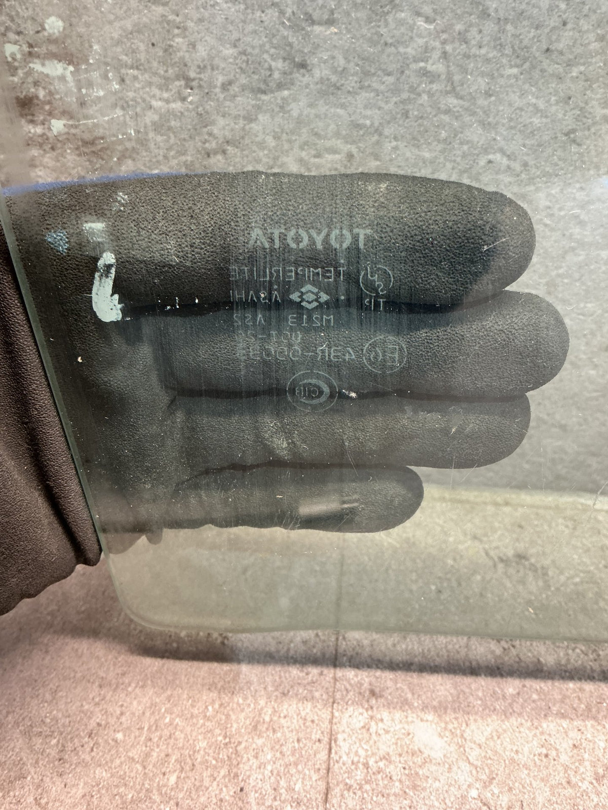 1994 Toyota Hilux Ln147 - Right Front Door Glass - (TAG19094)