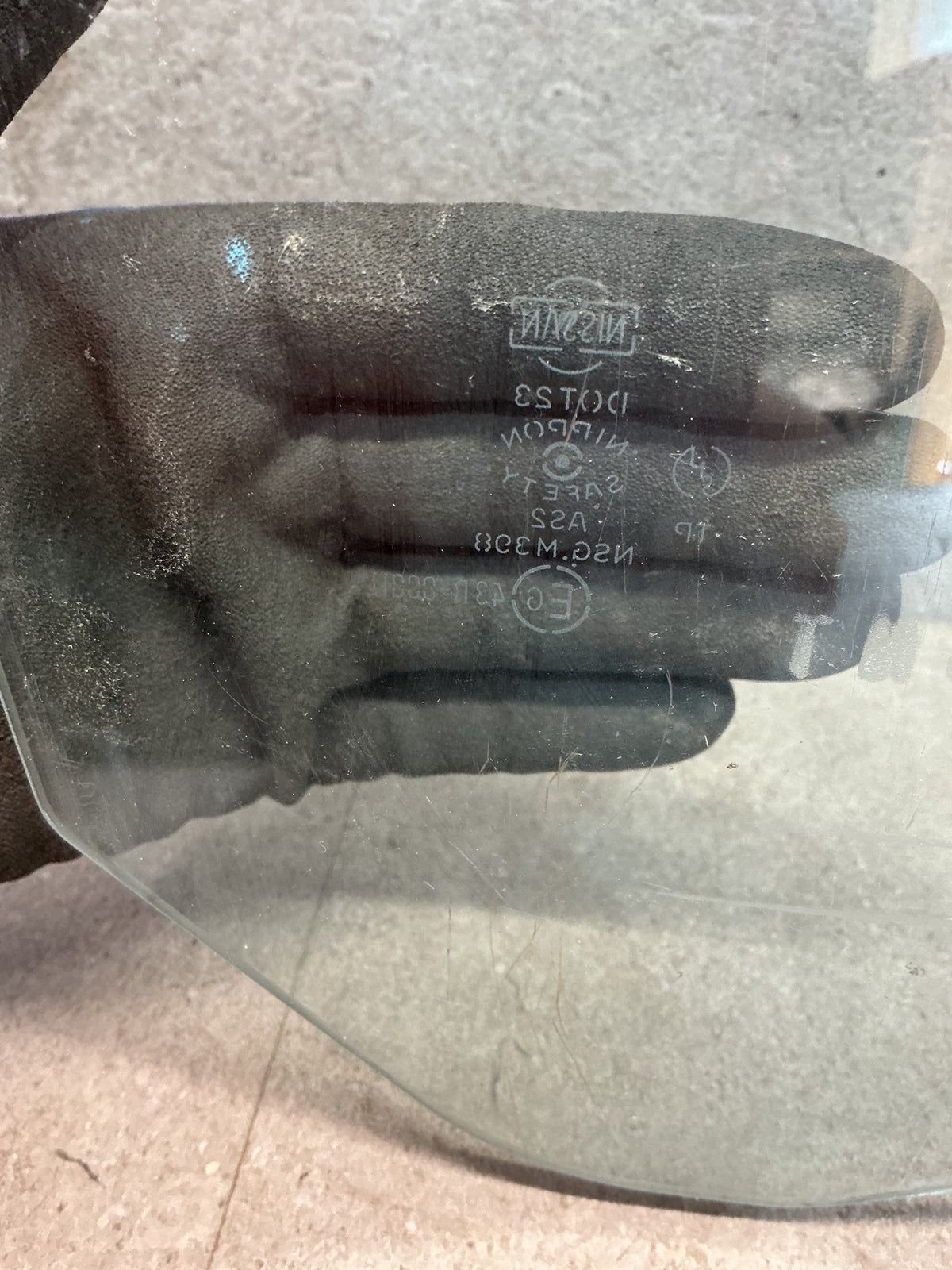 1994 Nissan Navara D21 - Right Front Door Glass - (TAG19061)