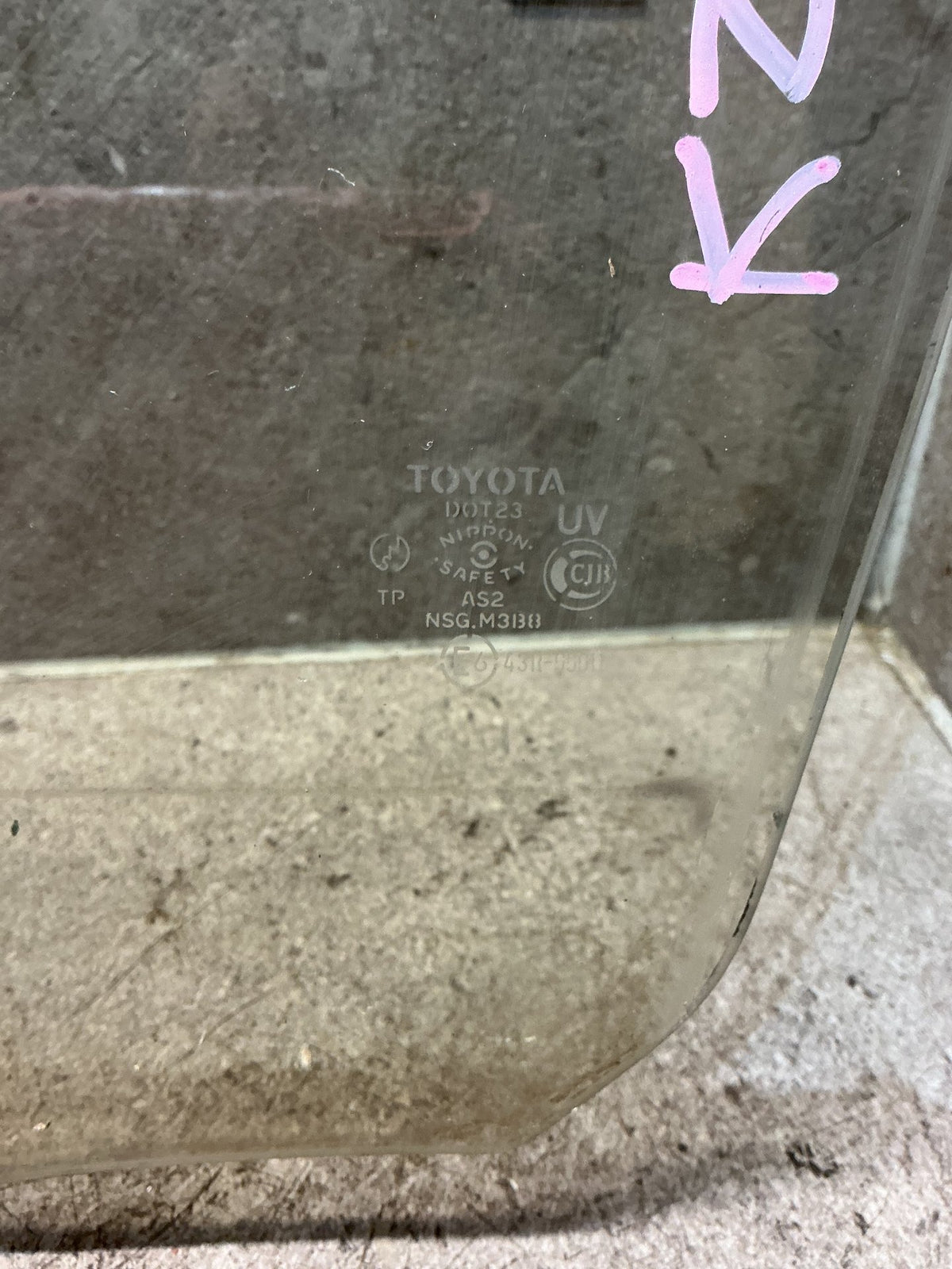 1996-2000 Toyota Land Cruiser J90 KZJ95 - Left Front Door Glass - (TAG18933)