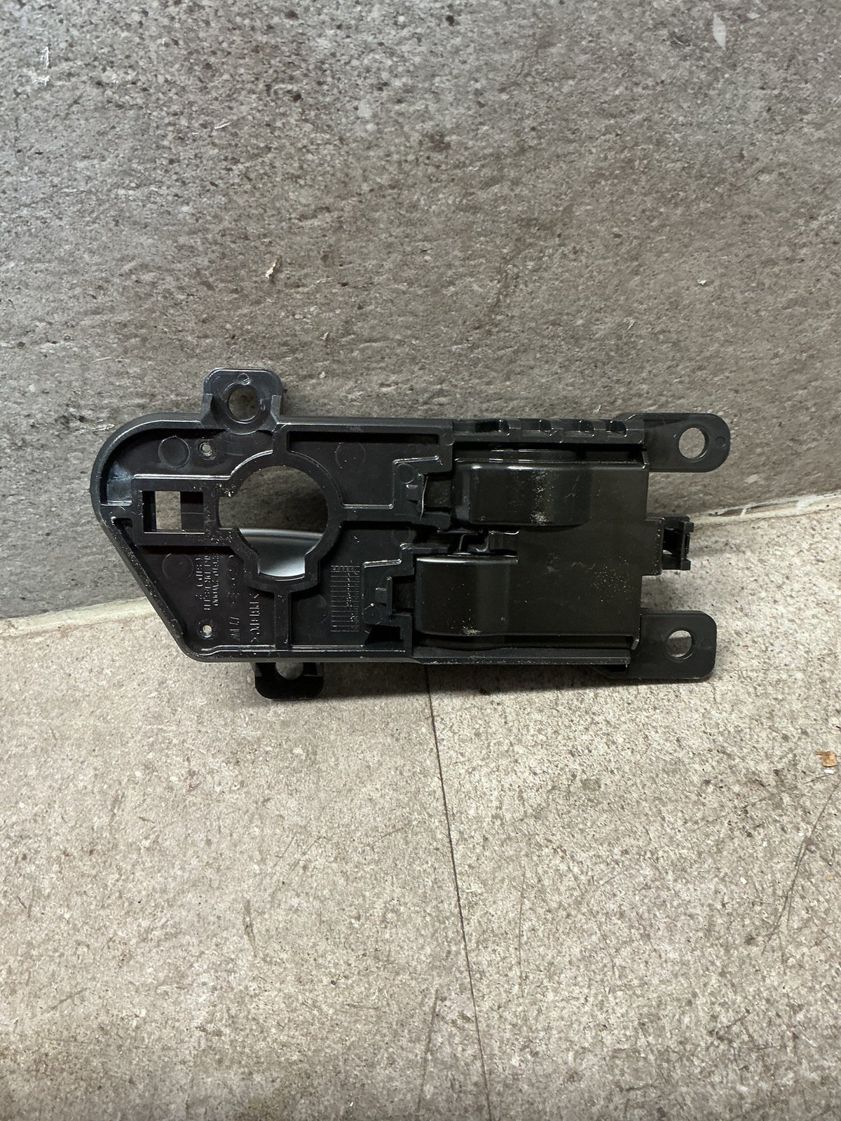 2014 Hyundai Santa Fe - Left Front Door Interior Handle - (TAG18468)