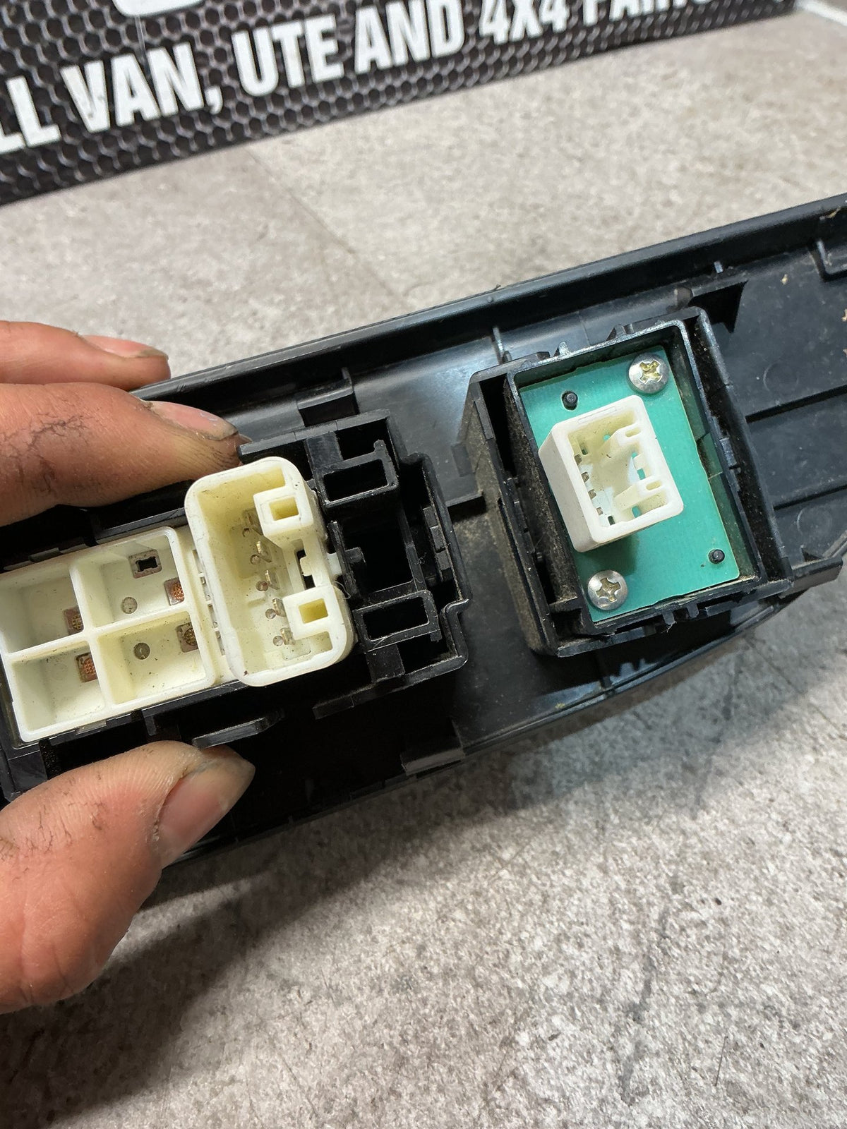 2011 Toyota Highlander U40- Left Front Window Switch- (TAG13270)