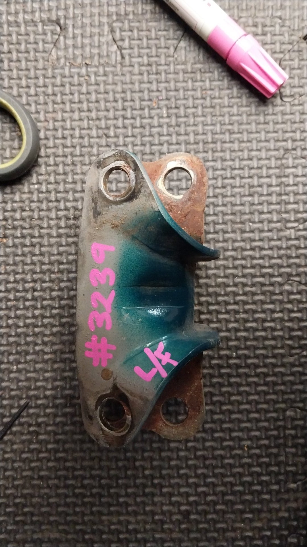 2004 Mitsubishi L300- Left Front Door Bottom Hinge- (TAG3239) PN: LFBOTTOM
