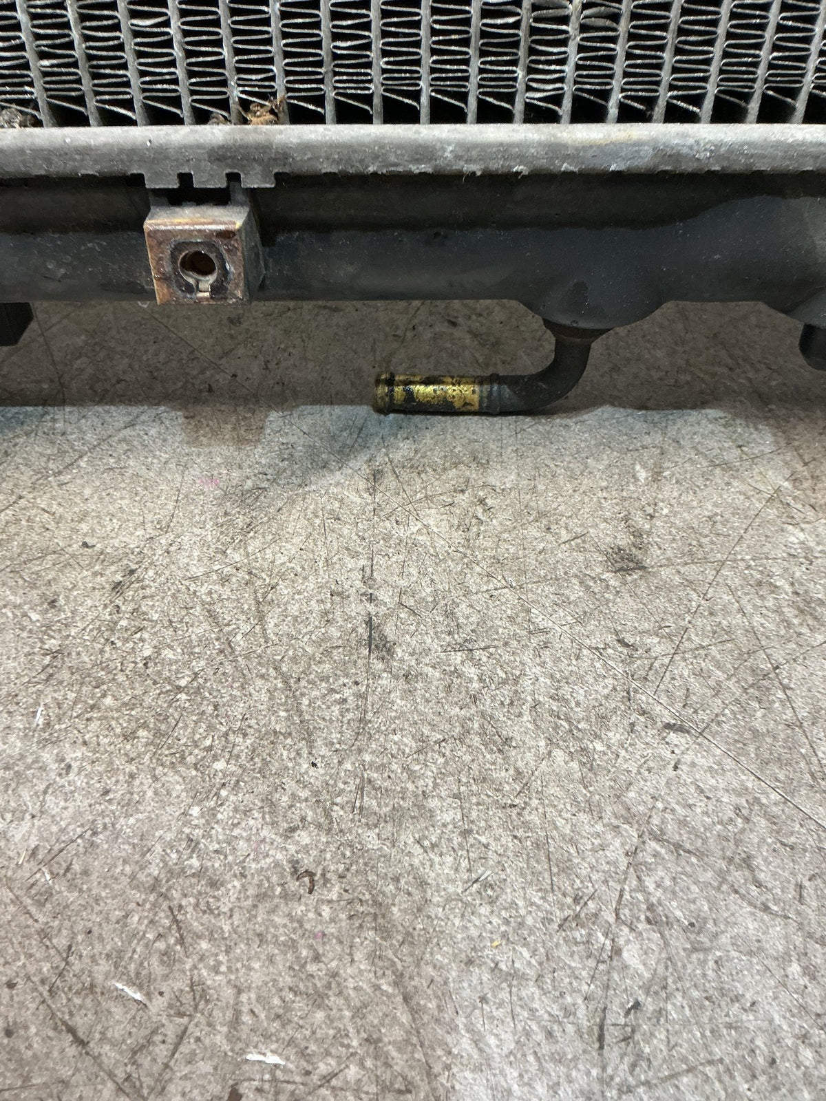 2002 Mitsubishi Pajero- Radiator- (TAG16792)