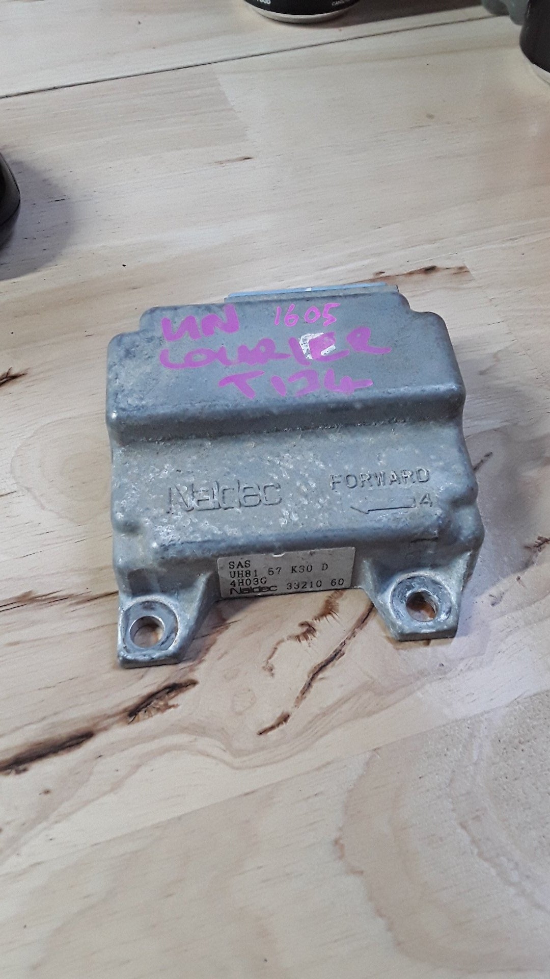 2004 Ford Courier PH- Airbag Module- (TAG1605) PN: UH8157K30D