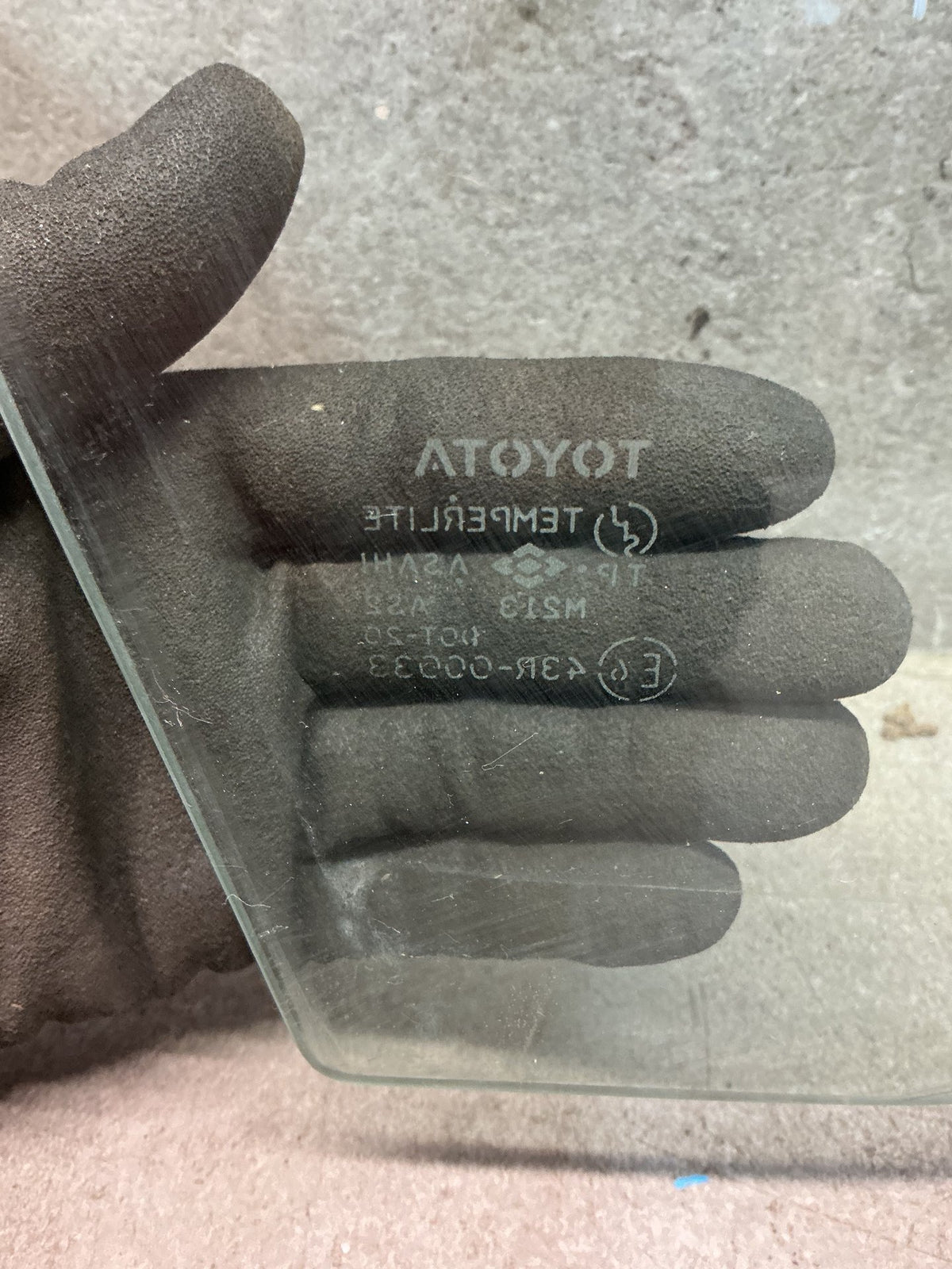1998 Toyota RAV4 SXA10 - Right Front Door Glass - (TAG18816)