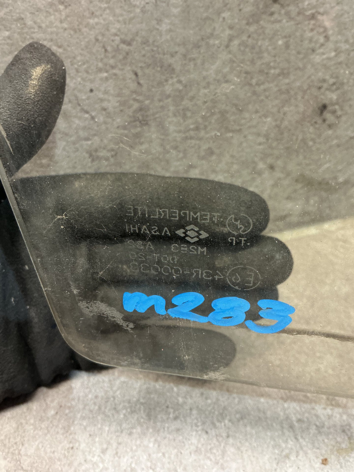 1995 Suzuki Escudo - Right Front Door Glass - (TAG18965)