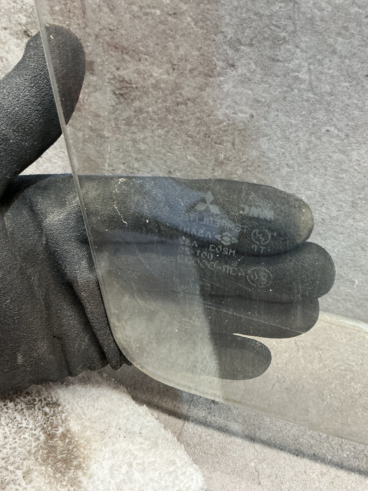 1991 Mitsubishi Pajero V23 - Right Front Door Glass - (TAG18958)