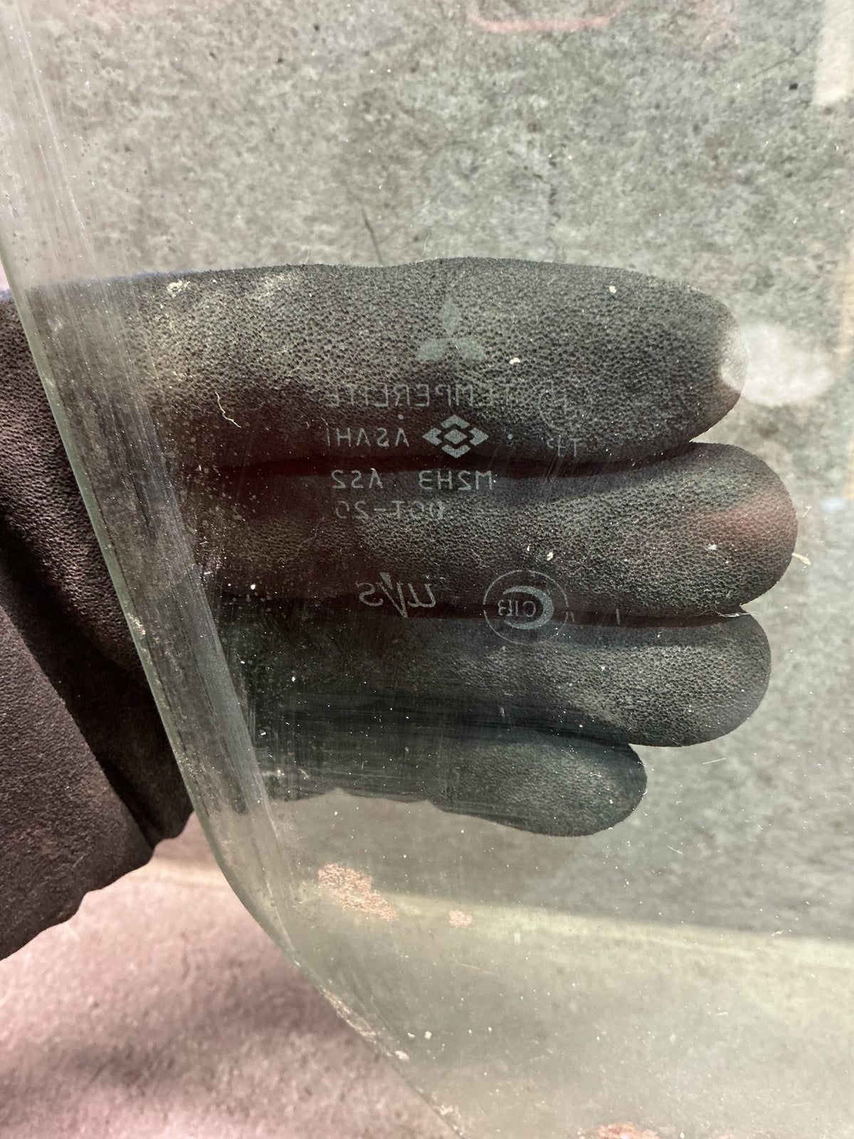 1994 Mitsubishi Pajero - Right Front Door Glass - (TAG18962)
