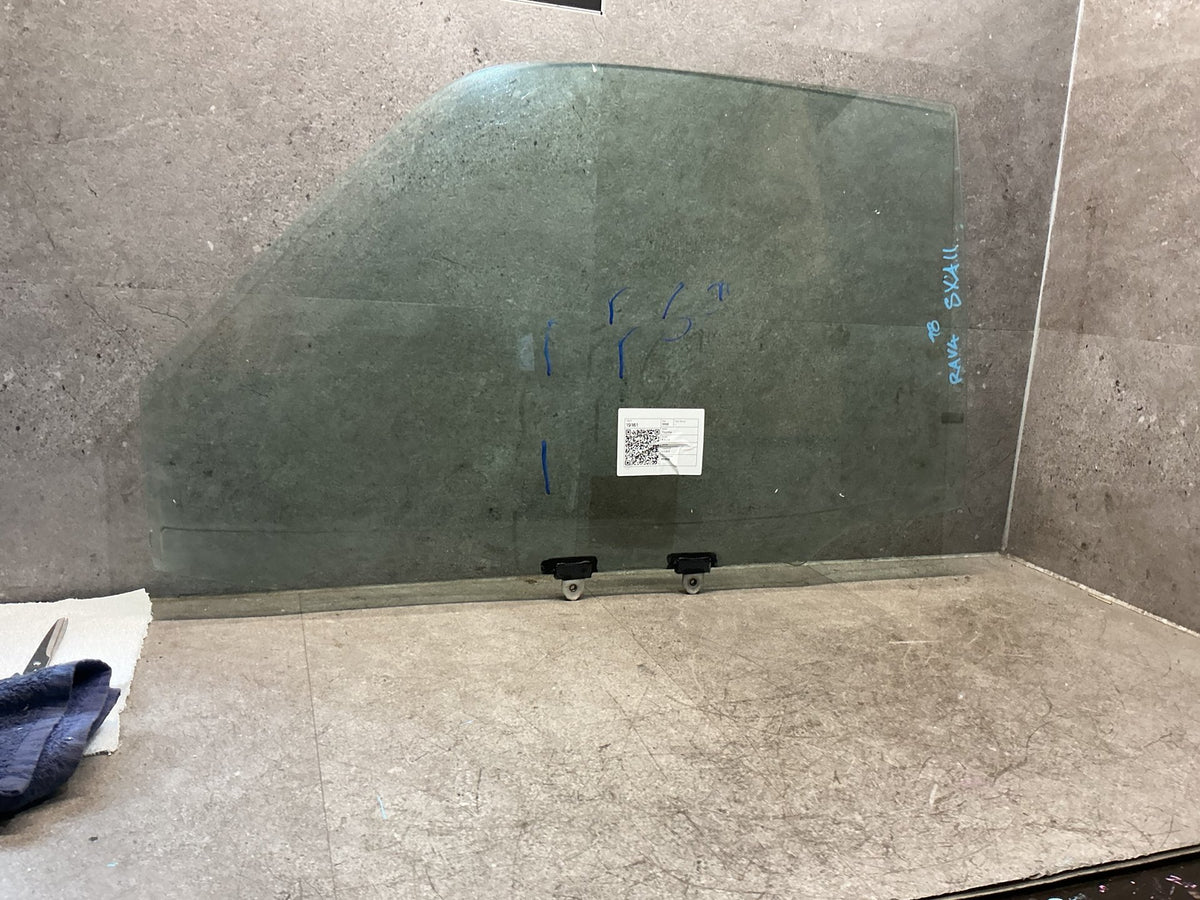 1998 Toyota RAV4 SXA11 - Left Front Door Glass - (TAG19161)