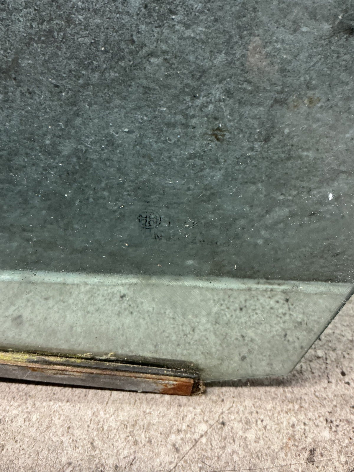 1986-1995 Mitsubishi L300 - Left Front Door Glass - (TAG19076)