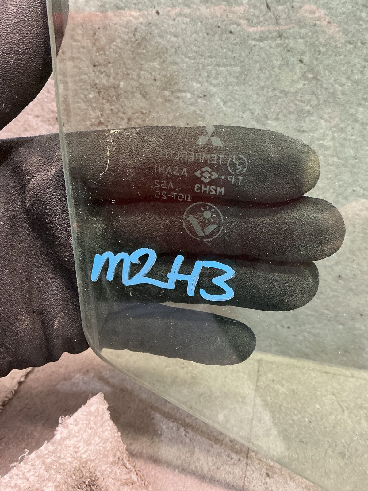 1994 Mitsubishi Pajero - Right Front Door Glass - (TAG18956)