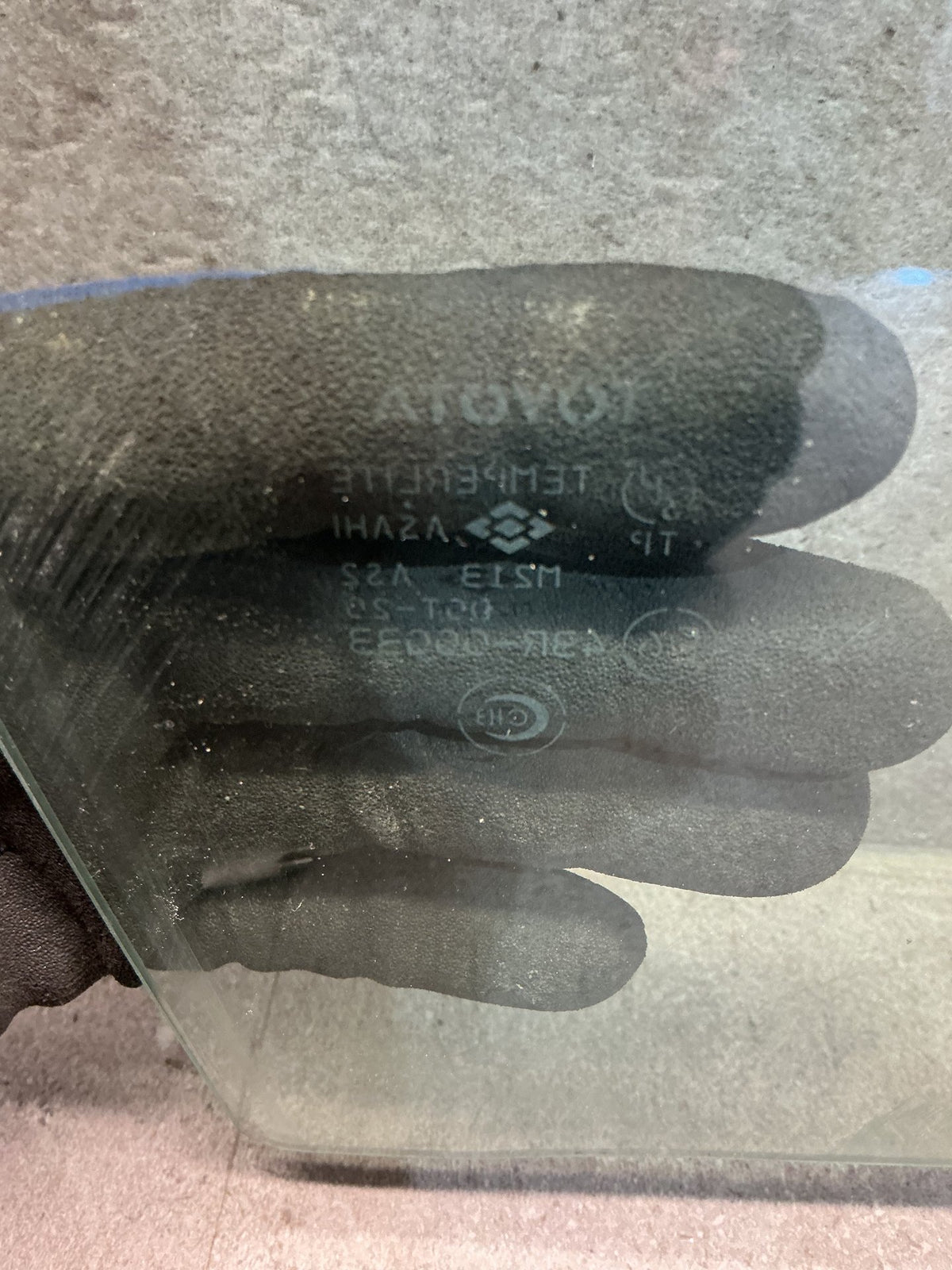 1994 Toyota Hilux LN167 - Right Front Door Glass - (TAG19093)