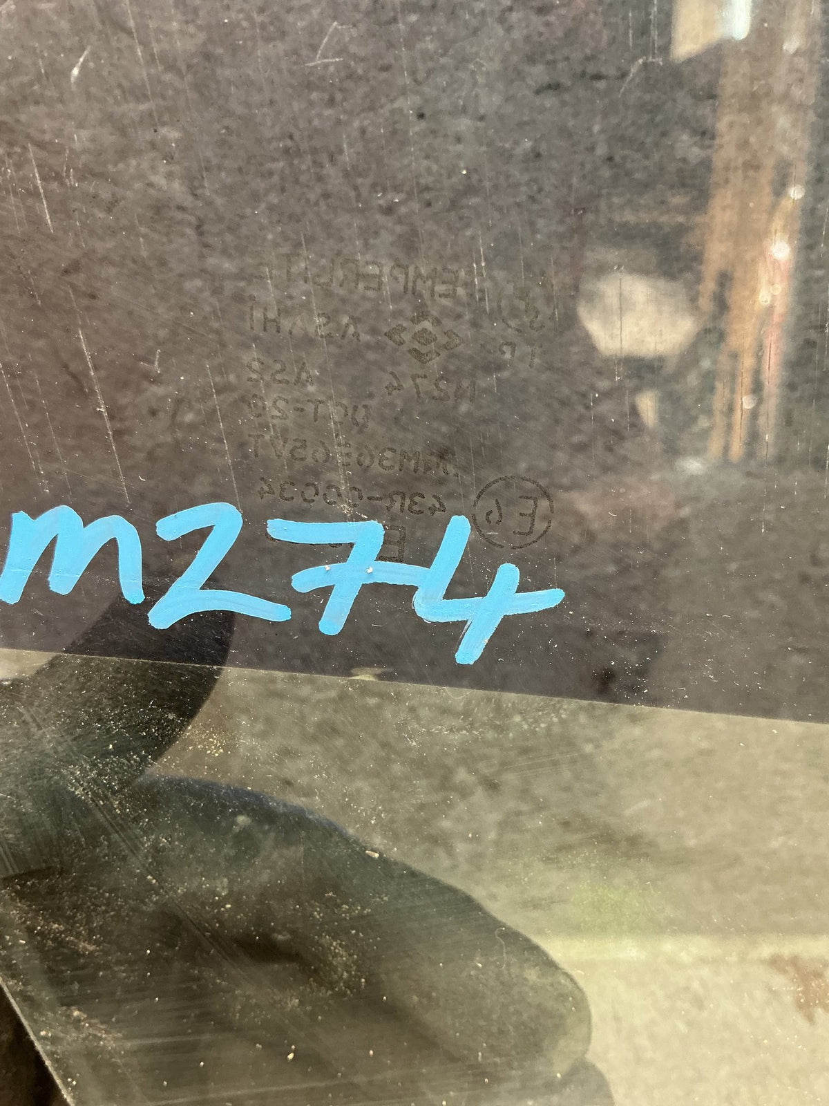 1997 Mitsubishi Pajero LO - Right Front Door Glass - (TAG18959)