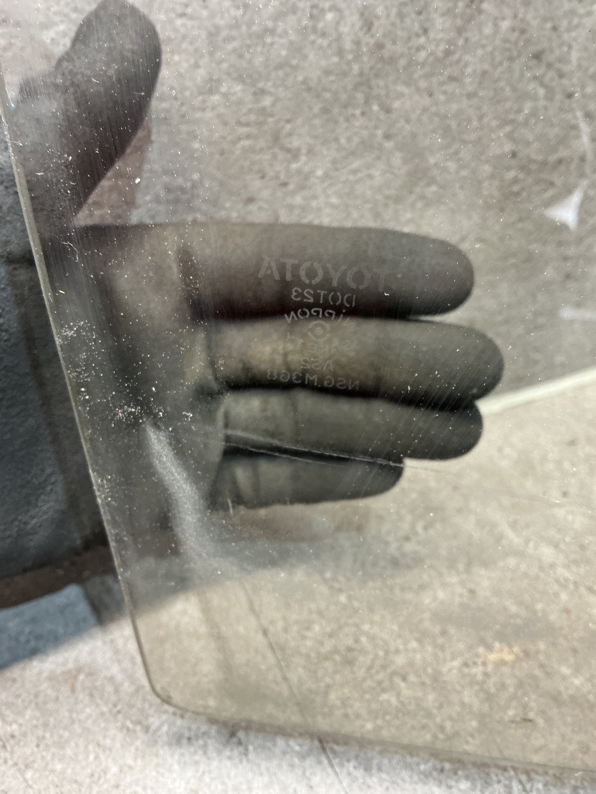 1996 Toyota Hilux Surf - Right Front Door Glass - (TAG17628)