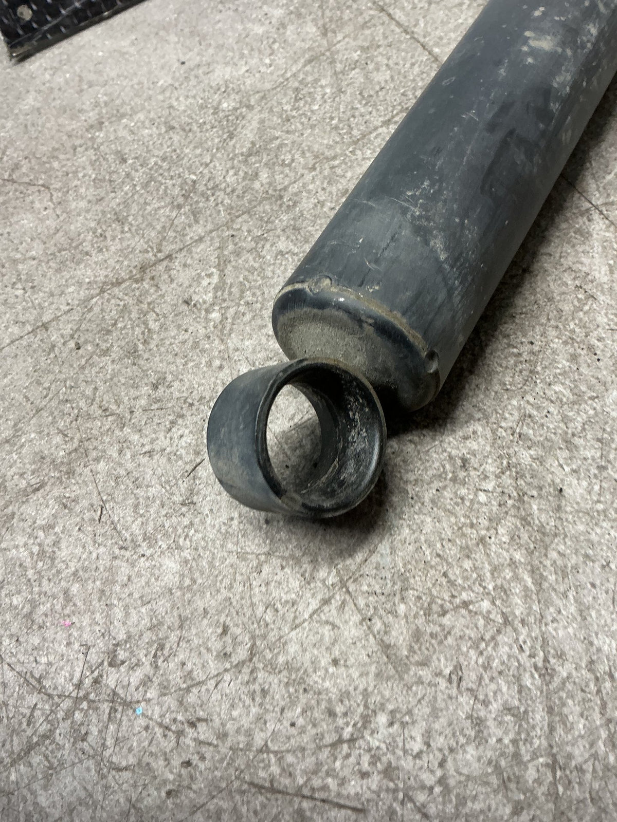 2011 Nissan Caravan VWE25- Right Rear Shock Absorber- (TAG15183)