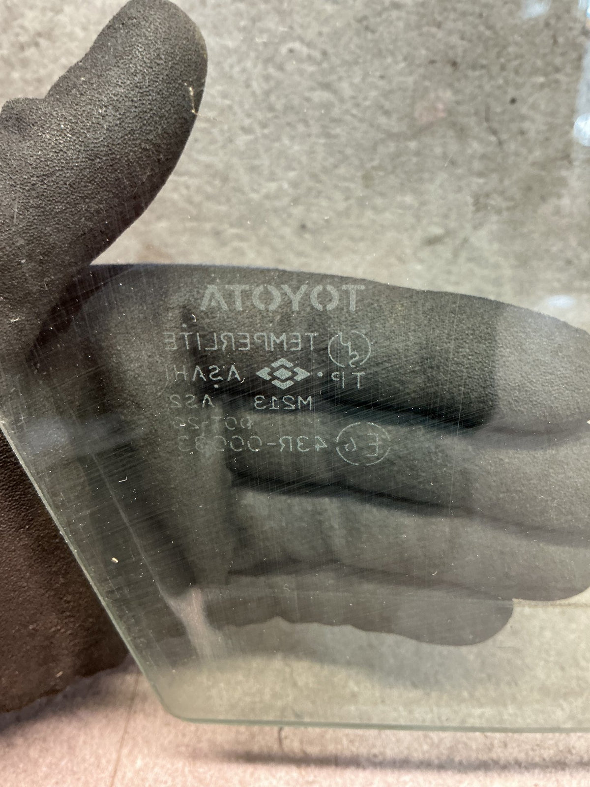 1998 Toyota RAV4 SXA10 - Right Front Door Glass - (TAG18817)