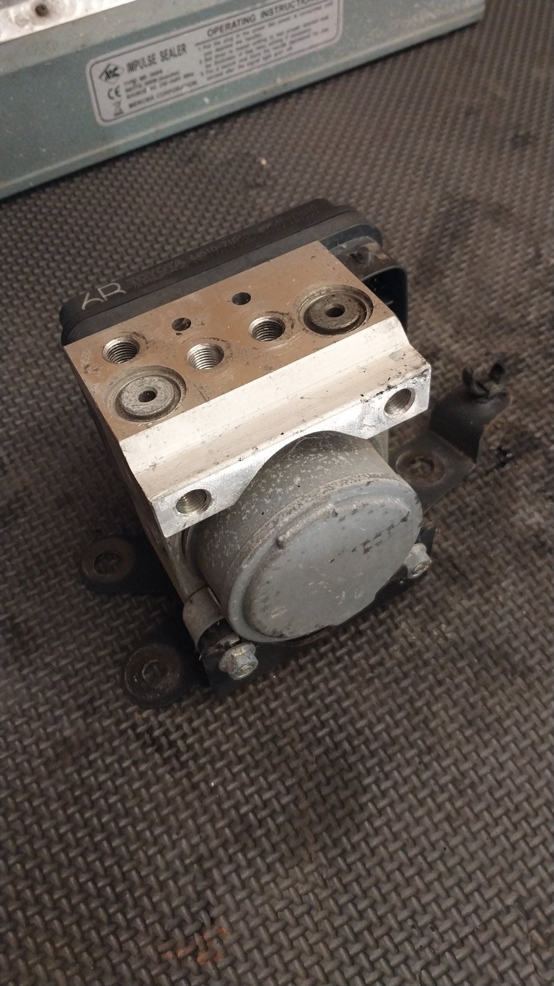 2005-2006 Toyota Hilux KUN16- ABS Pump/Modulator- (TAG1038) PN: 4451071010