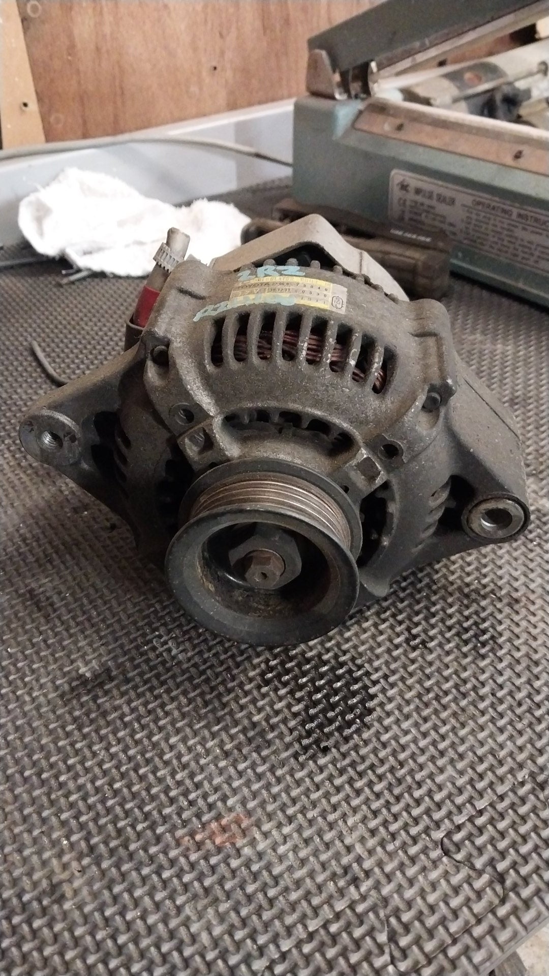 1998 Toyota Hiace RZH10- Alternator- (TAG809)