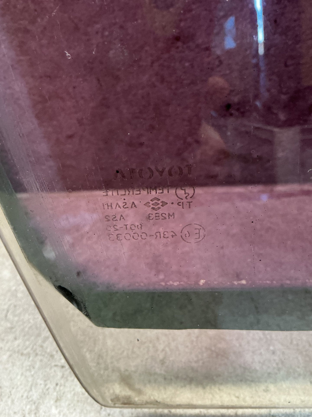 1994 Toyota Hilux KZN130 - Right Front Door Glass - (TAG18131)