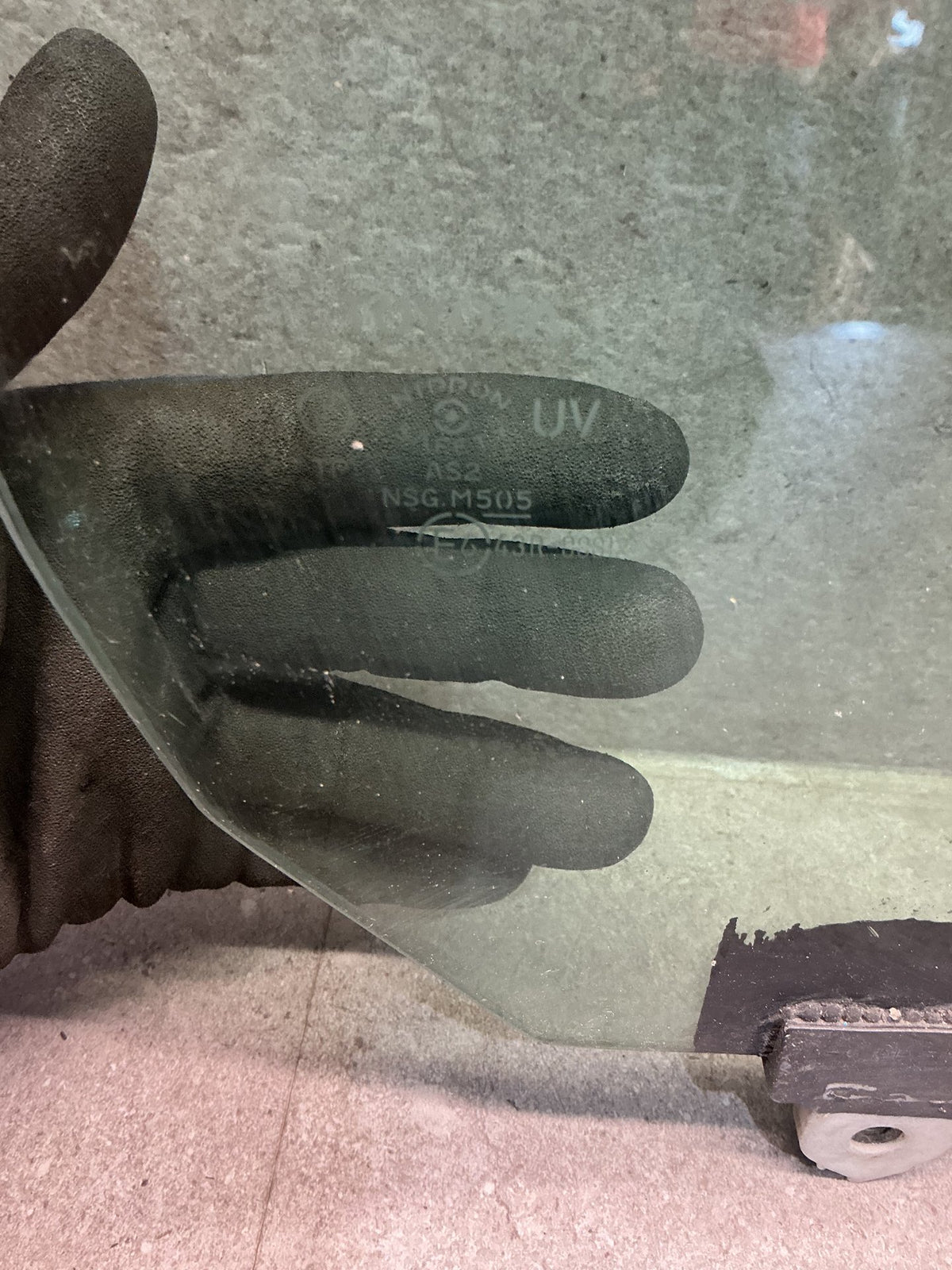 2006 Toyota Estima MCR30 - Right Front Door Glass - (TAG19050)