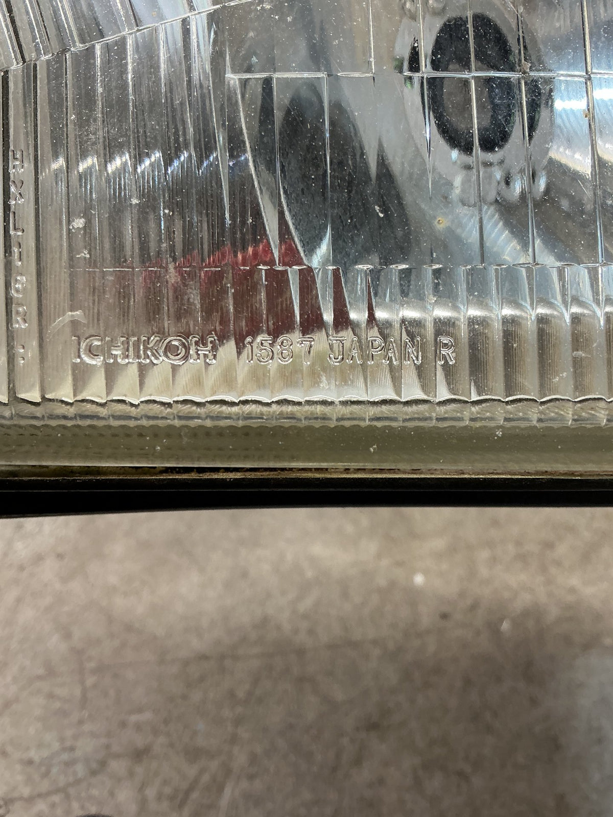 1998 Isuzu Bighorn UBS26GW- Right Headlight- (TAG16388)