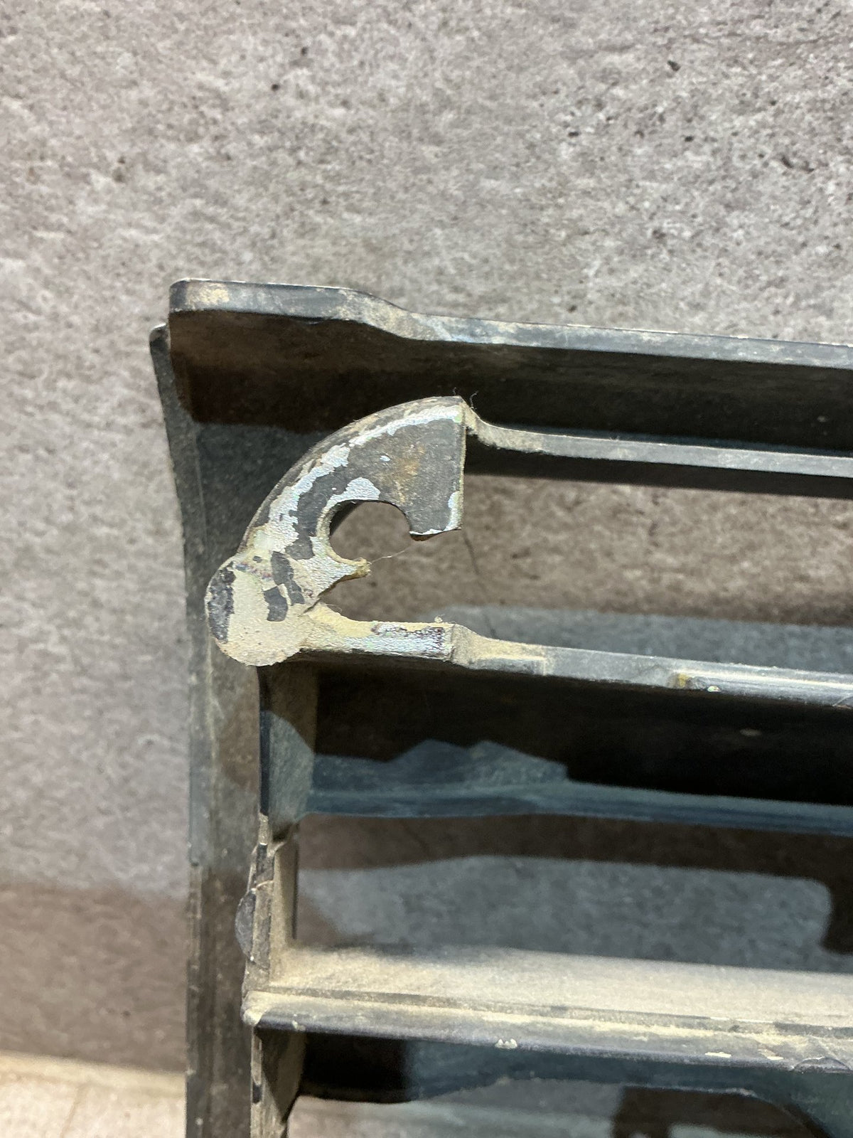 1992 Mitsubishi Pajero V44 - Front Grille - (TAG18181)