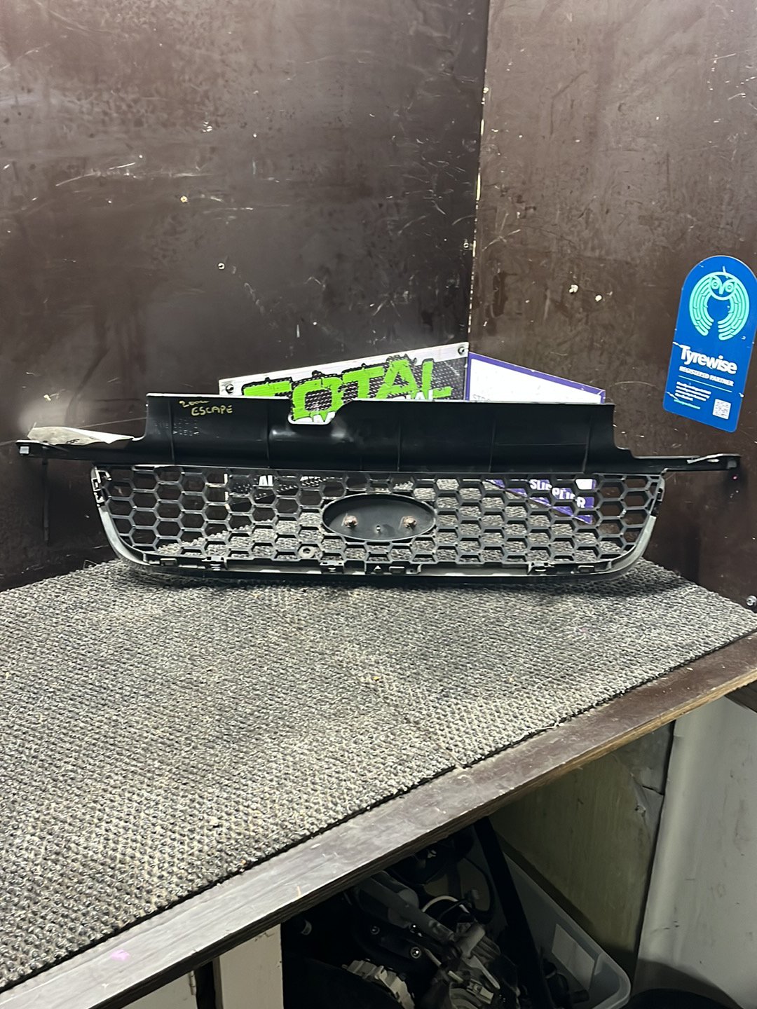 2004 Ford Escape- Grille- (TAG8579)