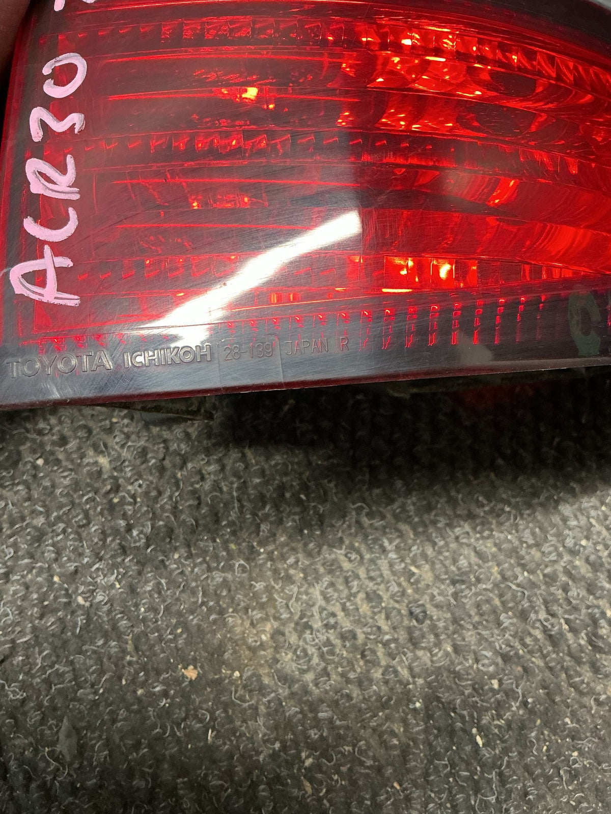2000-2005 Toyota Estima ACR30- Right Taillight- (TAG9860)