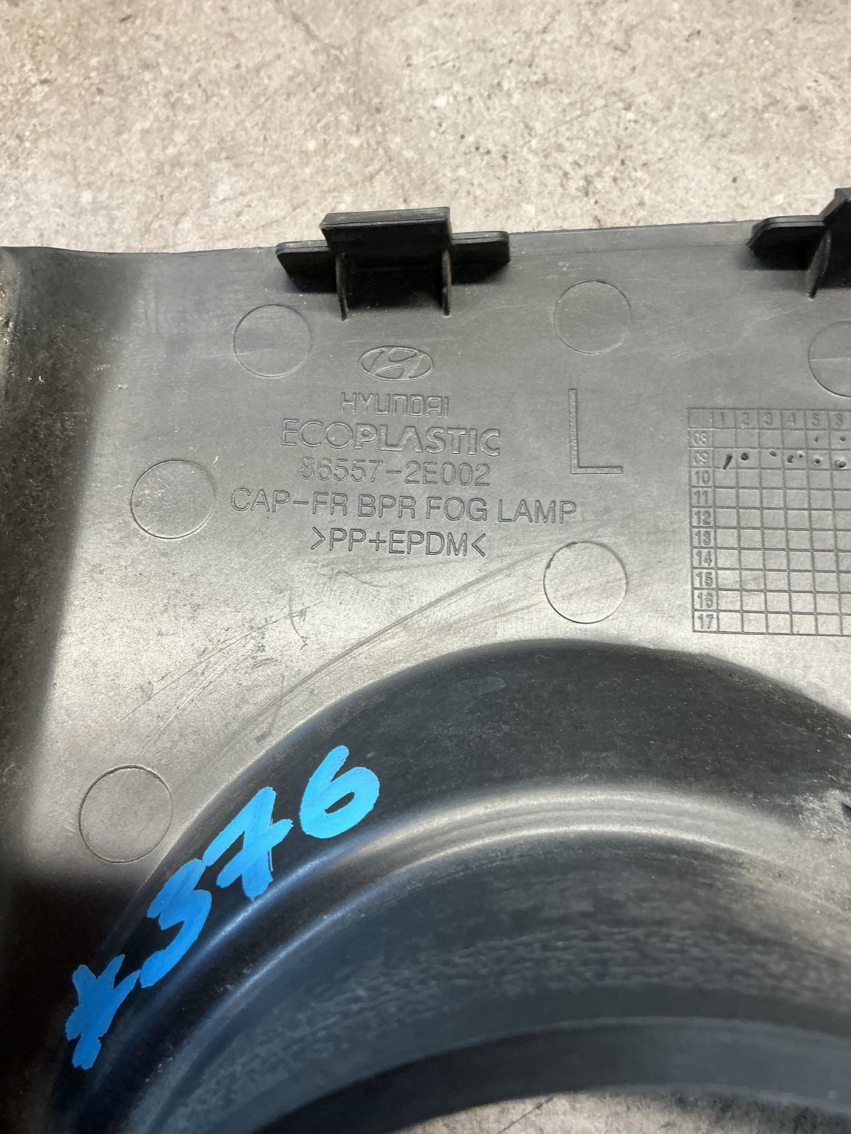 2010 Hyundai Tucson- Left Spotlight Surround- (TAG13312)