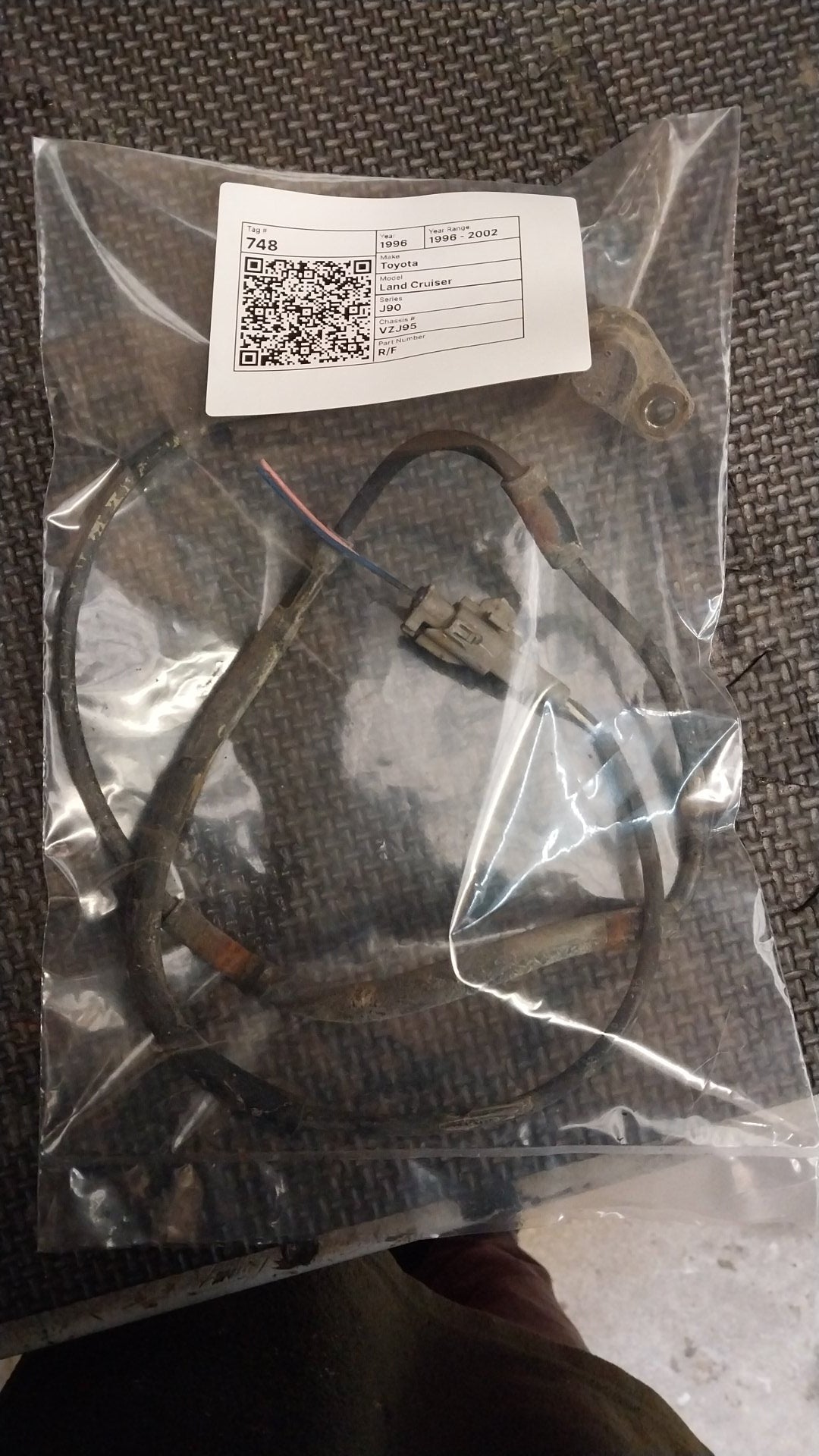 1996-2002 Toyota Land Cruiser J90 VZJ95- Right Front ABS Sensor- (TAG748)
