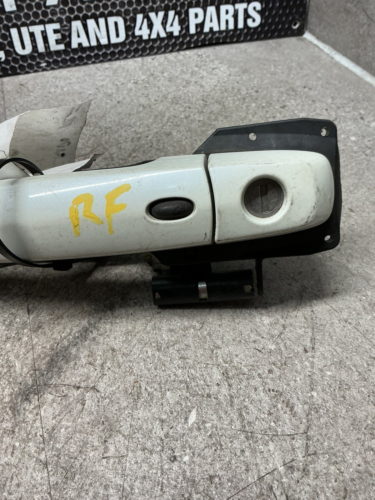 2006 Suzuki Escudo 7W082- Right Front Door Exterior Handle- (TAG14754)