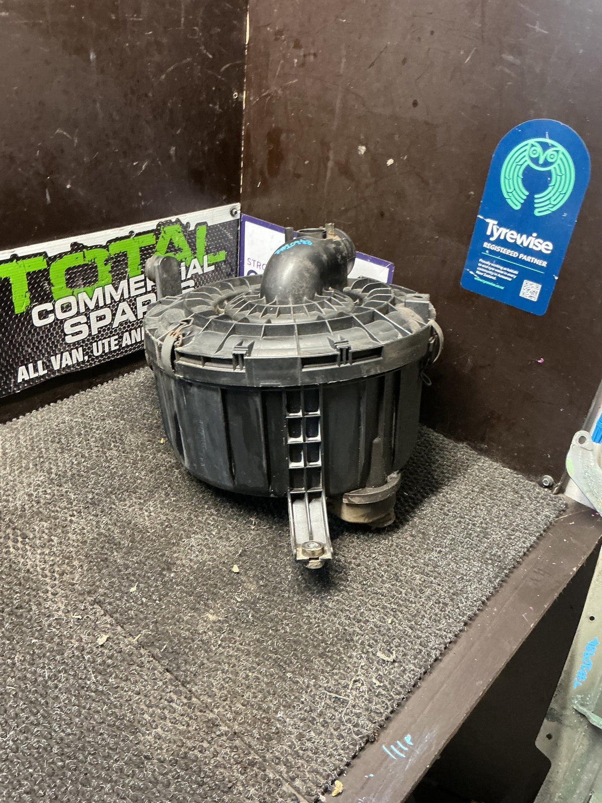2006 Toyota Hilux- Air Cleaner Assembly EFI Air Box- (TAG10988)