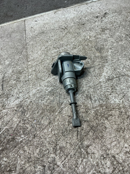 2014 Hyundai Santa Fe - Right Front Door Lock Barrel - (TAG18208)