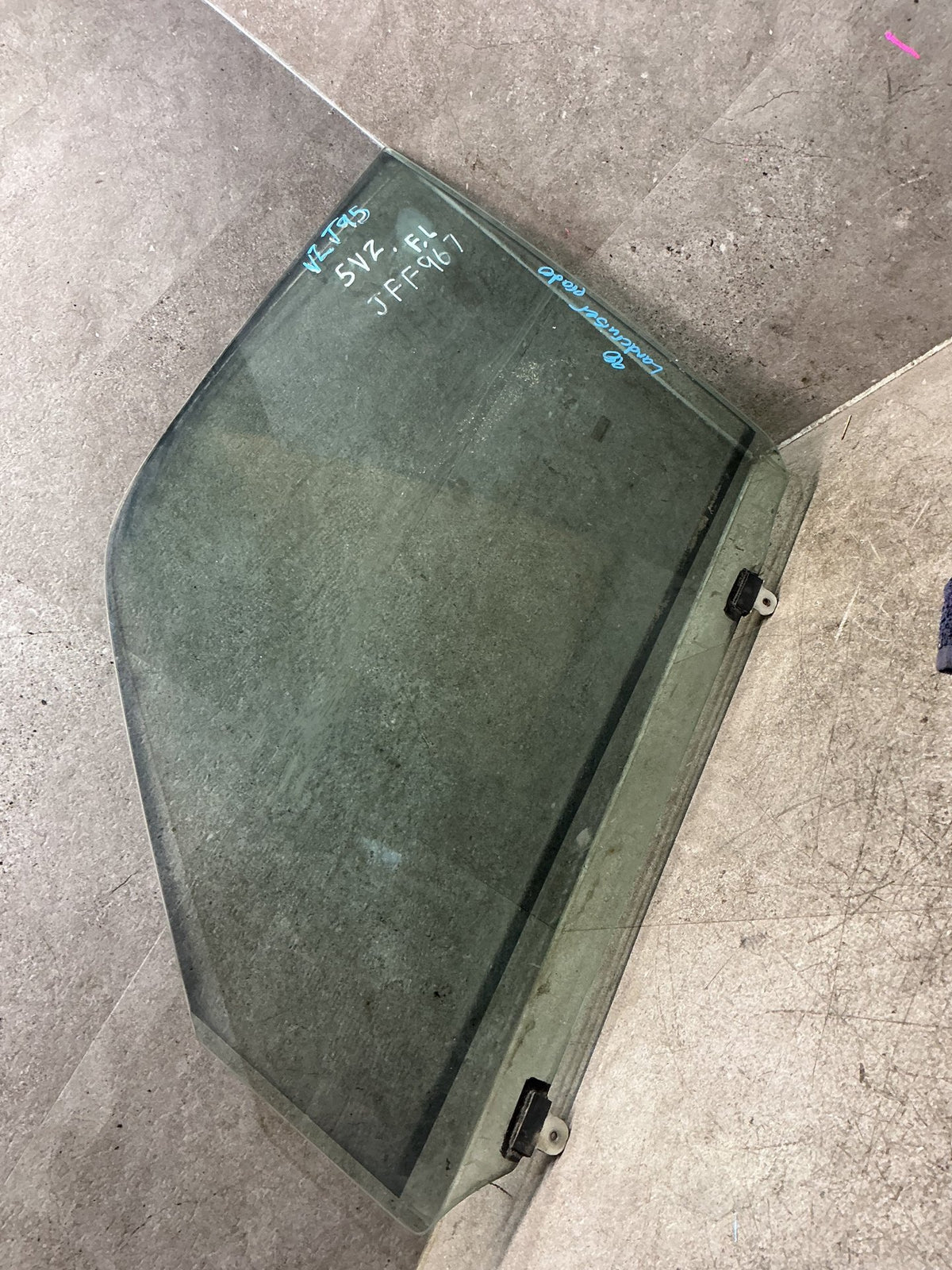 1998 Toyota Land Cruiser Prado vzj5 - Left Front Door Glass - (TAG19143)