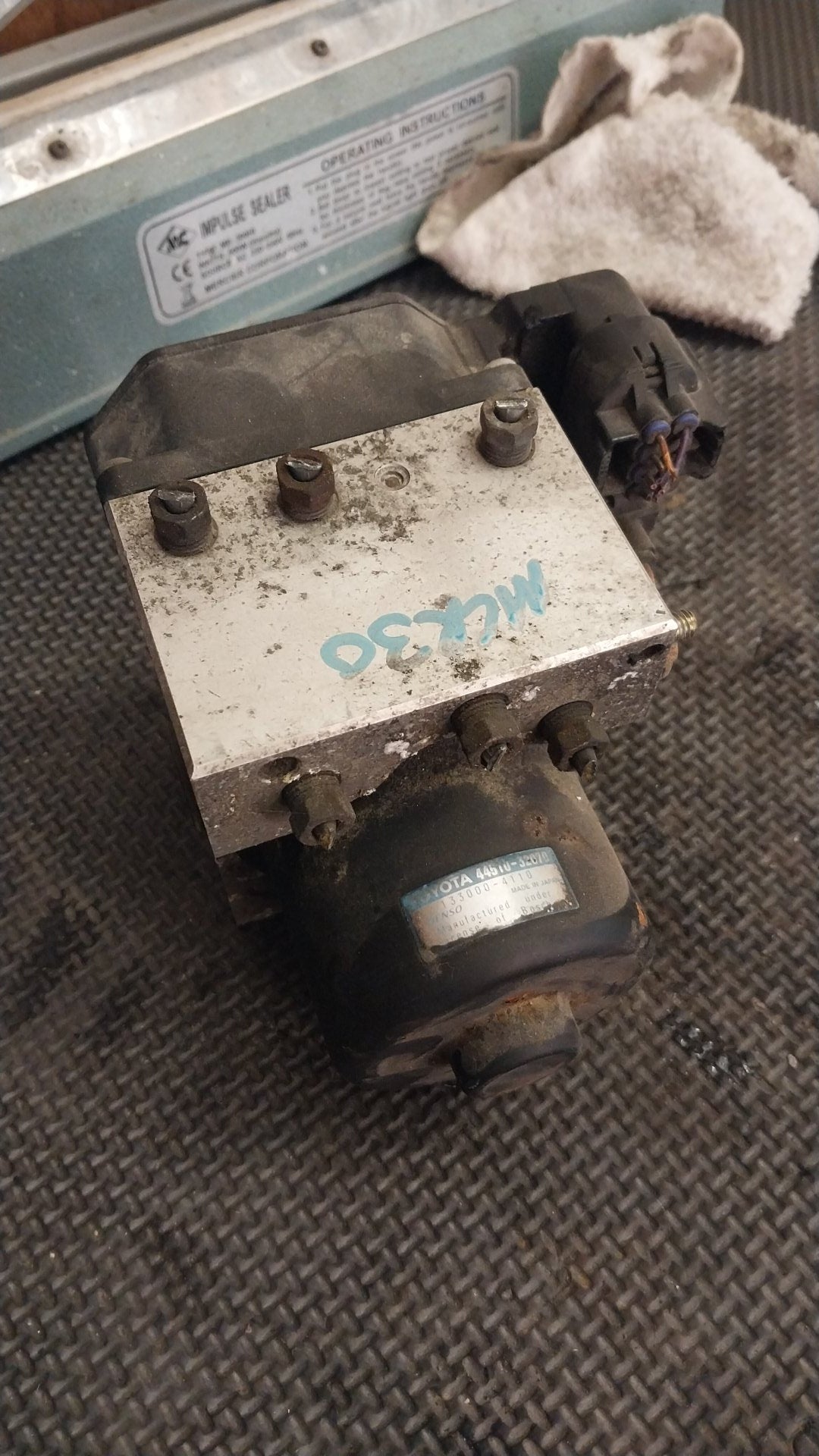 2000-2005 Toyota Estima MCR30- ABS Pump/Modulator- (TAG1047)