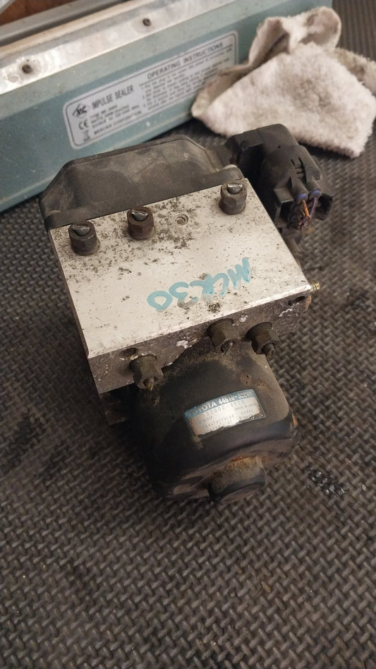 2000-2005 Toyota Estima MCR30- ABS Pump/Modulator- (TAG1047)