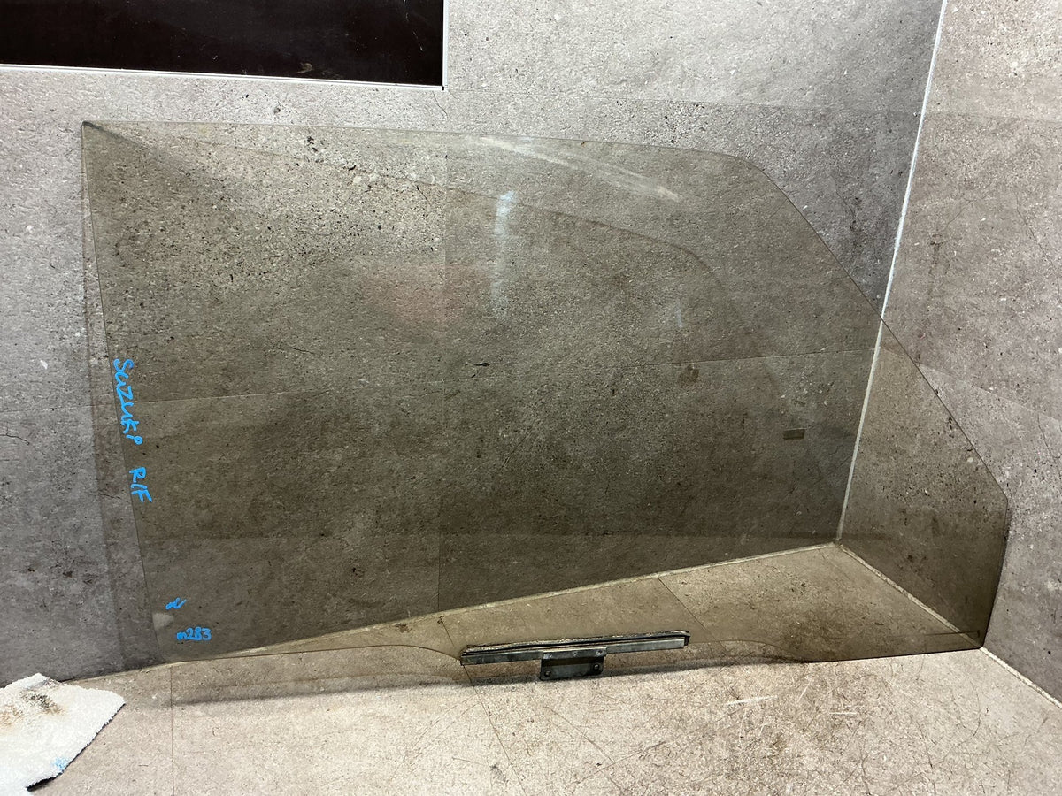 1995 Suzuki Escudo - Right Front Door Glass - (TAG18966)