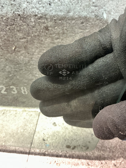 1996 Isuzu Bighorn UBS69 - Left Front Door Glass - (TAG18921)