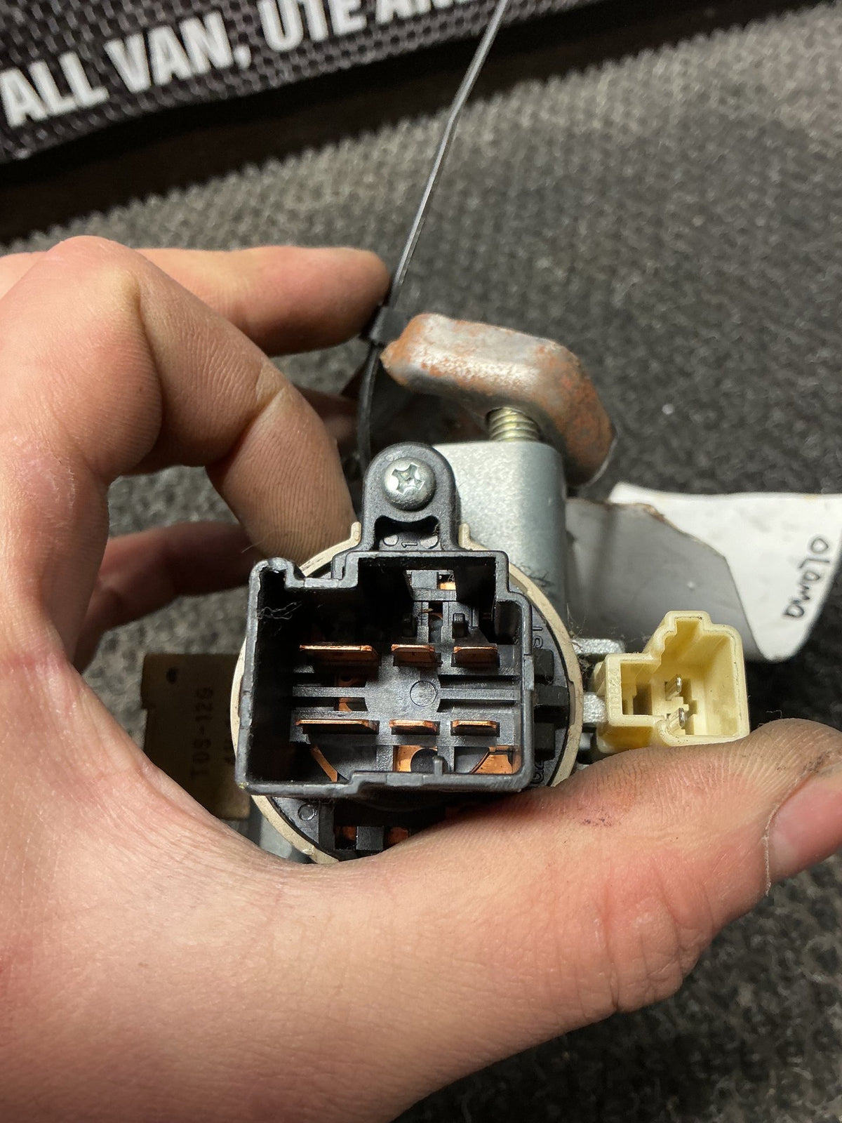 2004 Mazda MPV LW 0W070- Ignition With Key- (TAG10850)