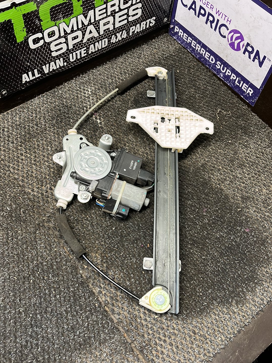 2006 Mitsubishi Outlander- Right Front Window Regulator/Motor- (TAG8994)
